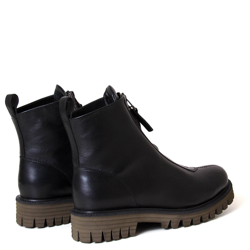 yuko imanishi + 727030-2 Lor. Women's chunky sole, black leather boot.