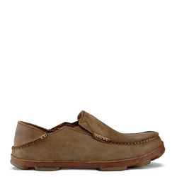 Olukai Moloa. Men's slip-on shoe in brown waxed nubuck leather. Side view.