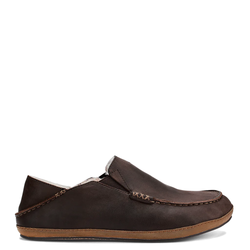 OluKai Moloa in Dk Wood. Men's slip on casual loafer in brown leather. Side view.