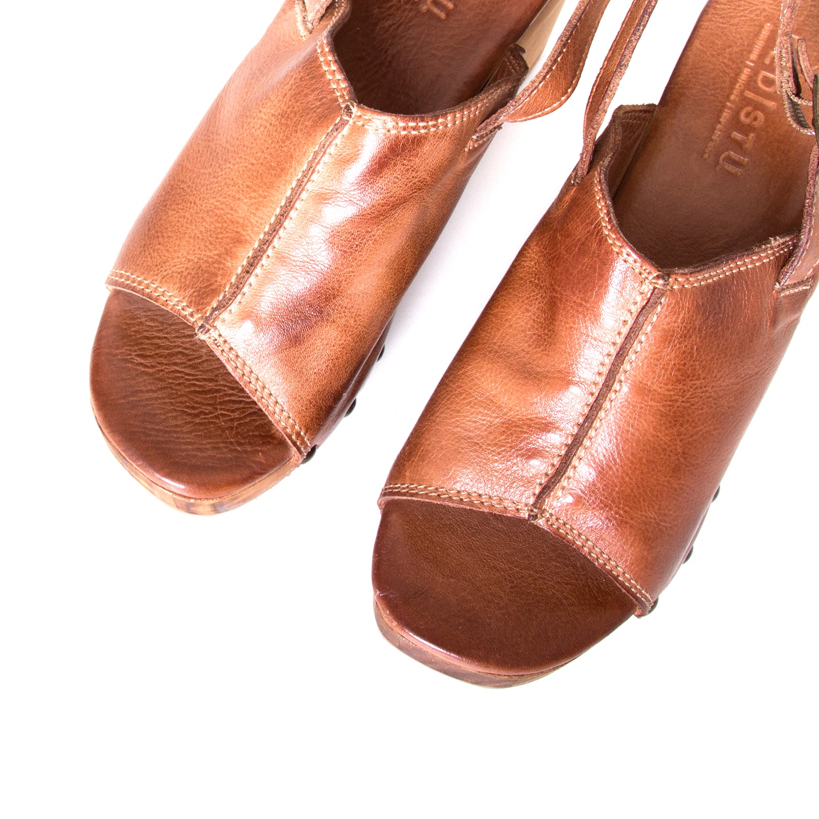 Bed Stu Marie. Women's wooden clog in tan leather, with slingback. Top view, pair.