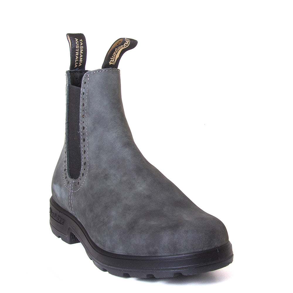 Blundstone Women's 1630 Chelsea Boot in Rustic Black. Built to last. Perfect of everyday wear. Durable material, with comfortable shock absorption insole. Rubber sole. Front view.