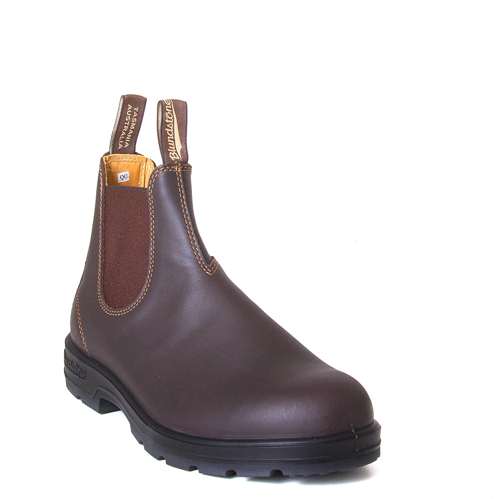 Blundstone 550. Men's Chelsea boot in walnut brown leather. 3/4 view.
