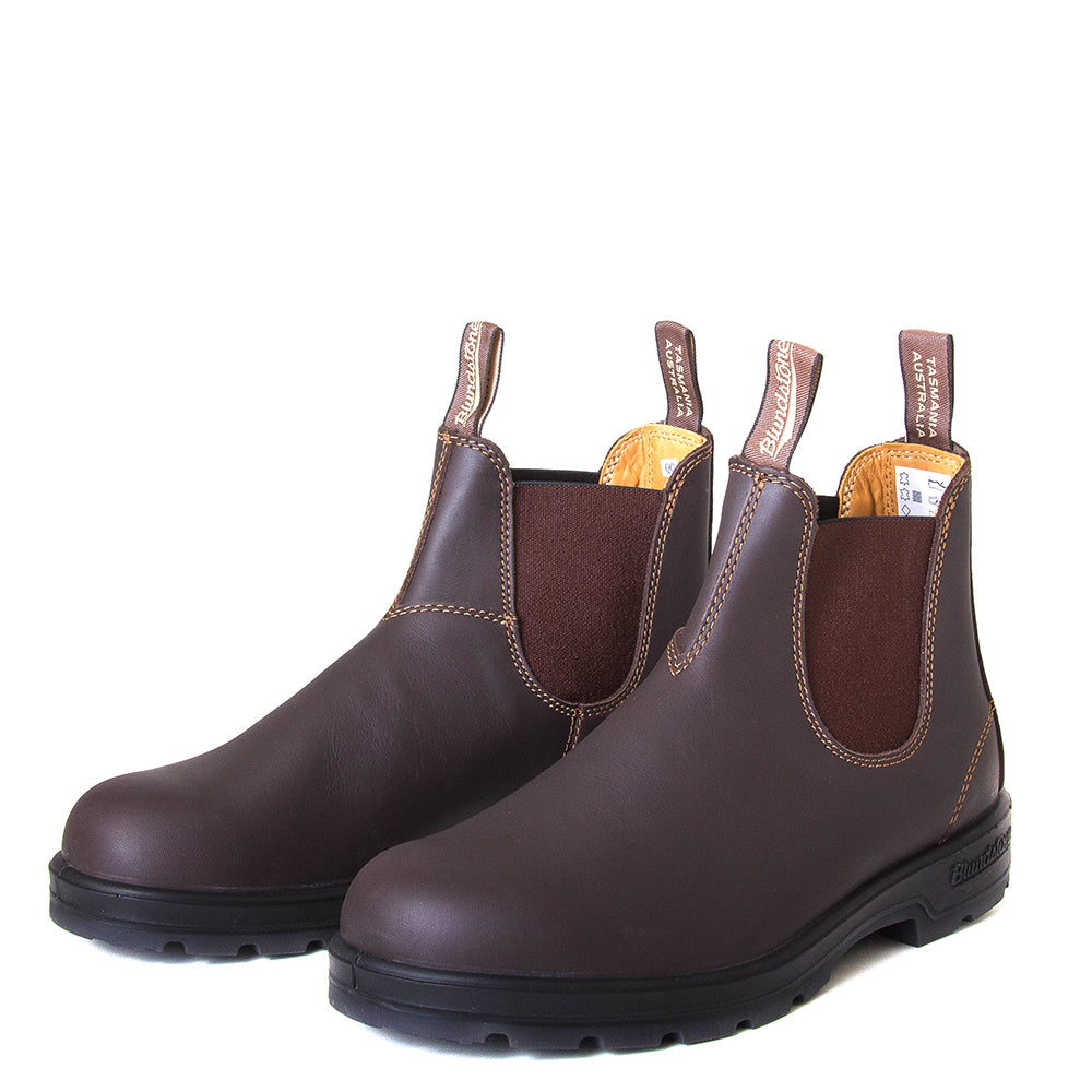 Blundstone 550. Men's Chelsea boot in walnut brown leather. 3/4 pair view.