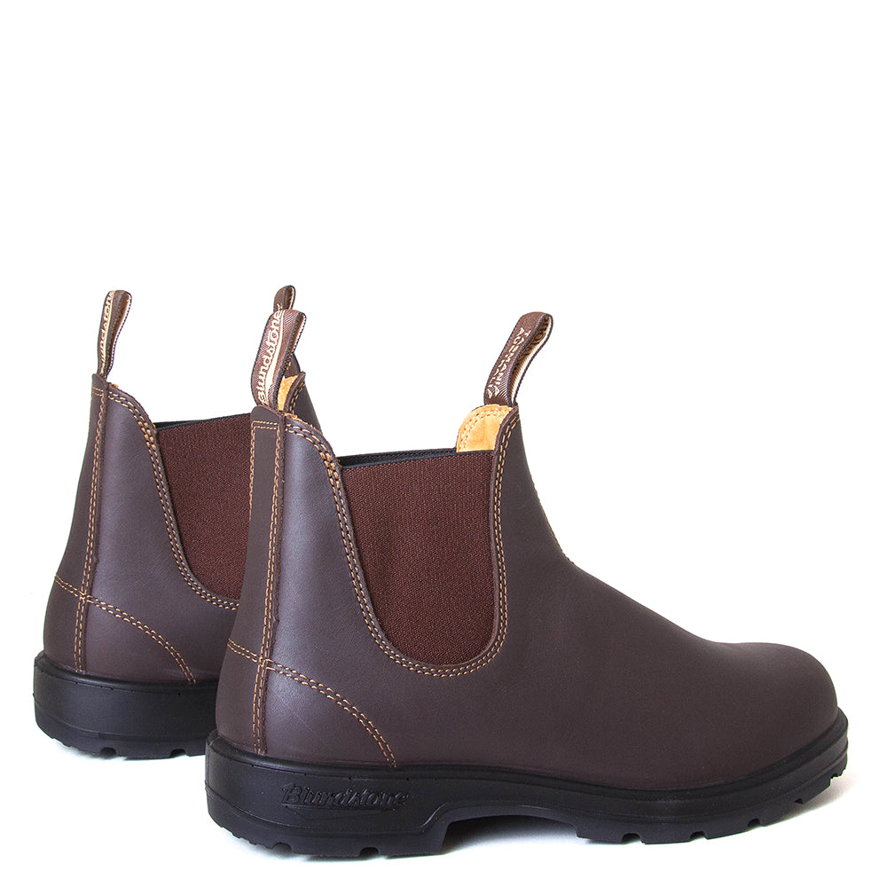 Blundstone 550. Men's Chelsea boot in walnut brown leather. Back pair view.