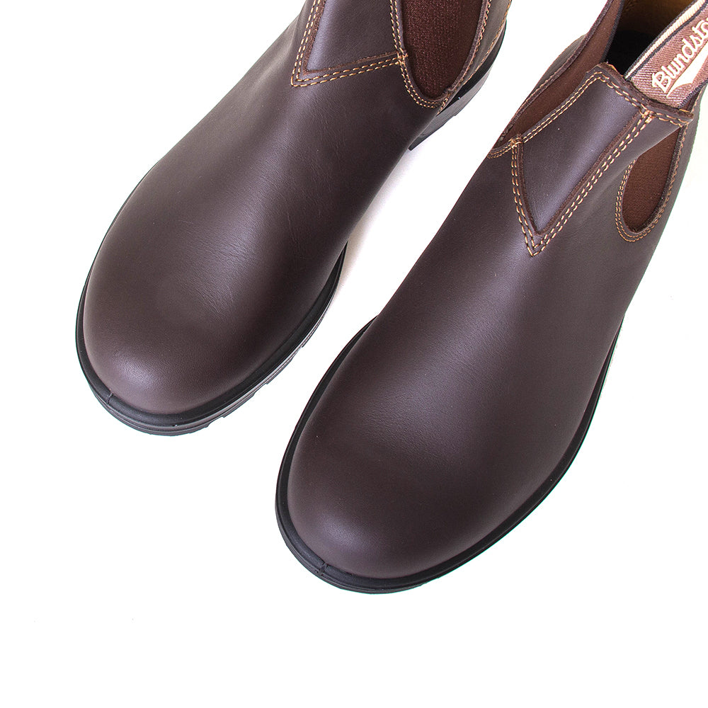 Blundstone 550. Men's Chelsea boot in walnut brown leather. Above toe view.