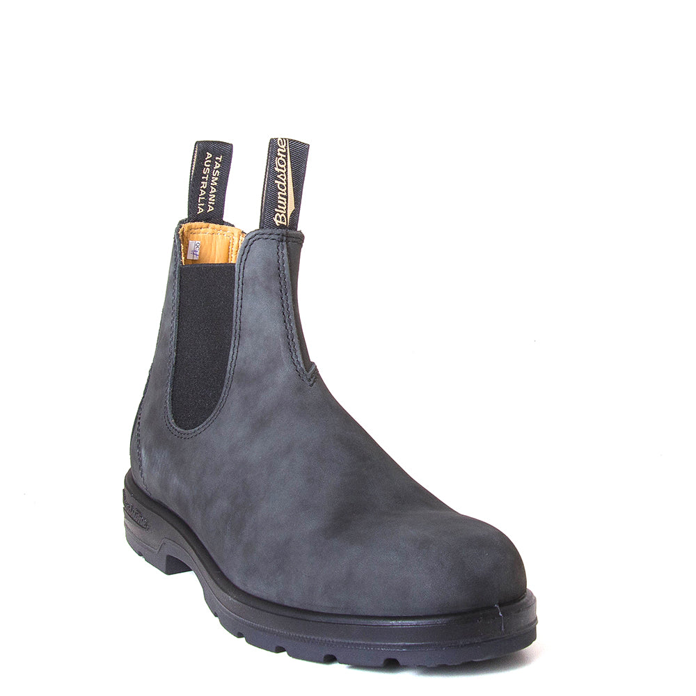 Blundstone 587. Men's 587 Chelsea boot in rustic black leather. 3/4 view.
