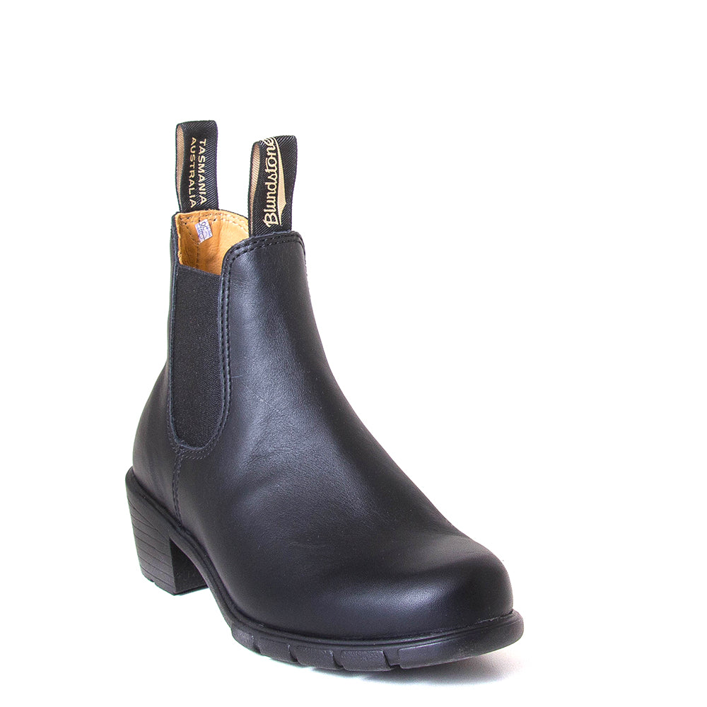 Blundstone Women's 16371 Chelsea Boot  in Black. Built to last. Perfect of everyday wear. Durable material, with comfortable shock absorption insole. Rubber sole. 3/4 pair view.