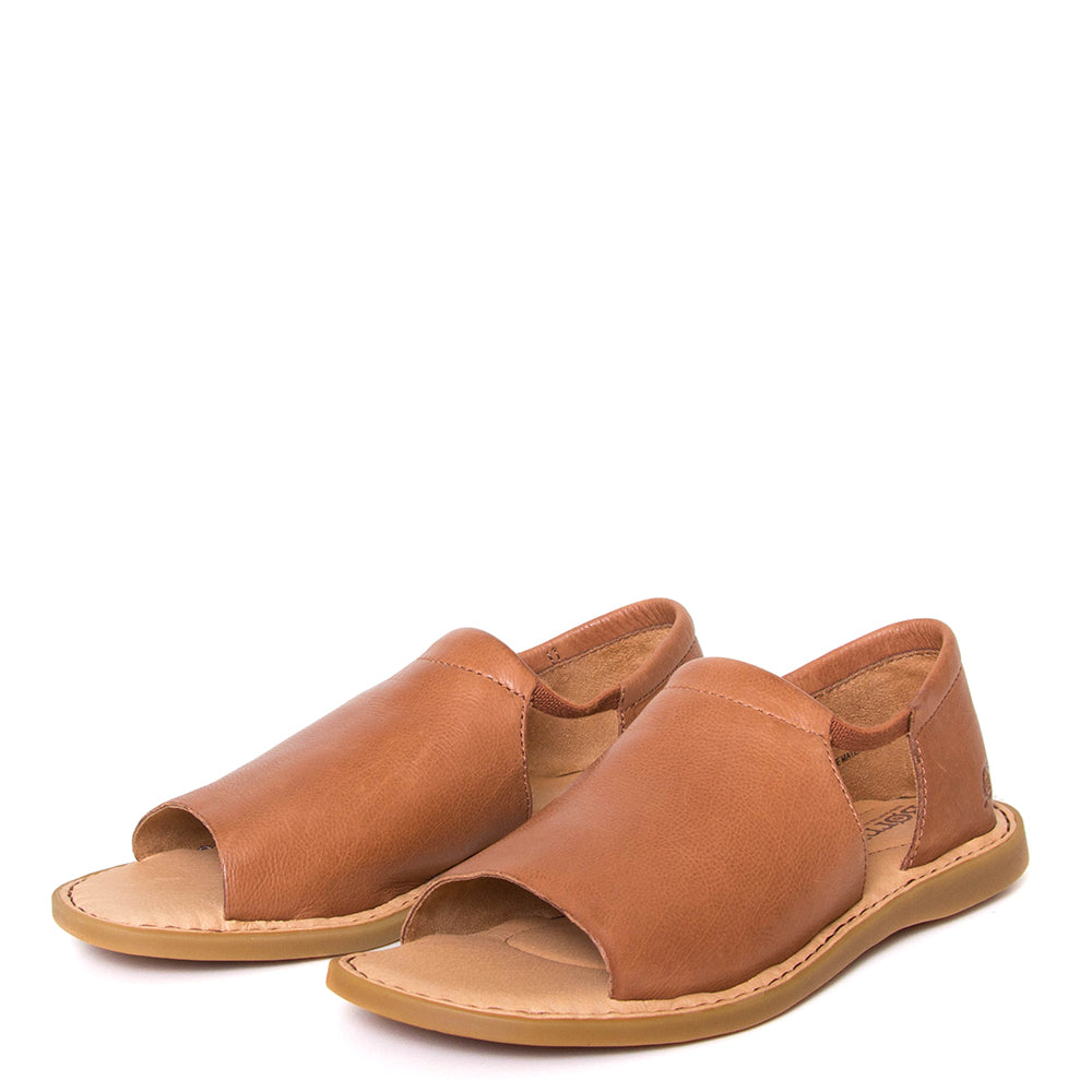 Born Cove. Women's sandal in brown leather. Elastic band upper. 3/4 pair view.