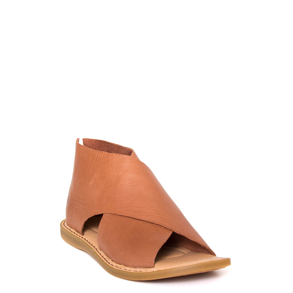 Born Iwa. Women's sandal in brown leather with back zipper entry. 3/4 view.