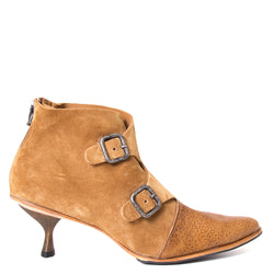 Cydwoq Promotion. Women's heeled ankle boot in tan FCOGN suede. California, USA. Side view.