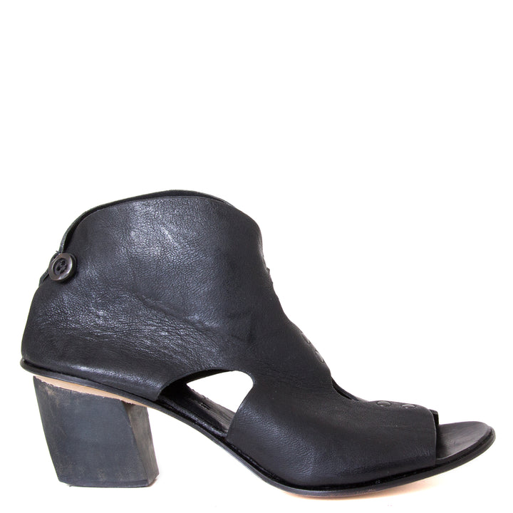 Cydwoq Research Women's sandal in Black washed leather, 2.5 inch wooden Heel, open toe,  made in California. Side view. 