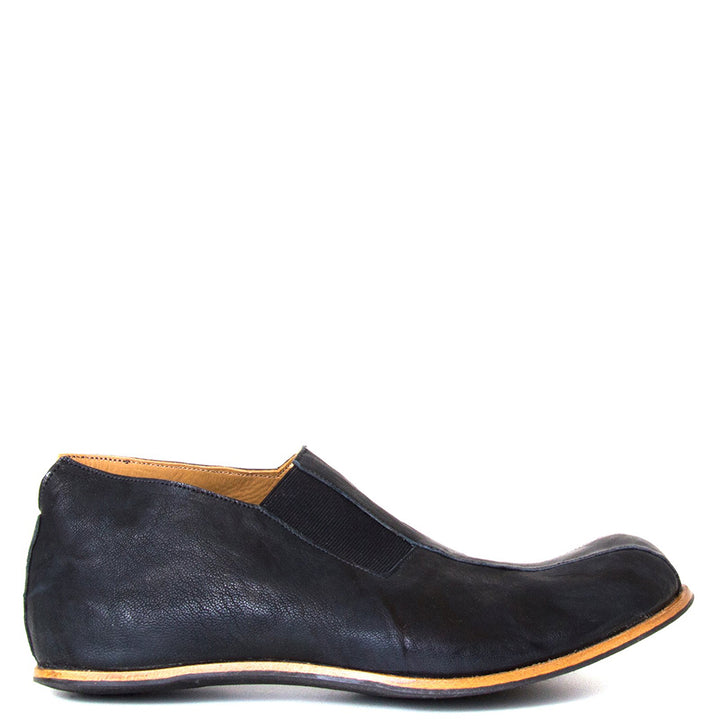 Cydwoq Strong. Men's Black slip-on Shoes, rubber sole. Made in California. Side view.