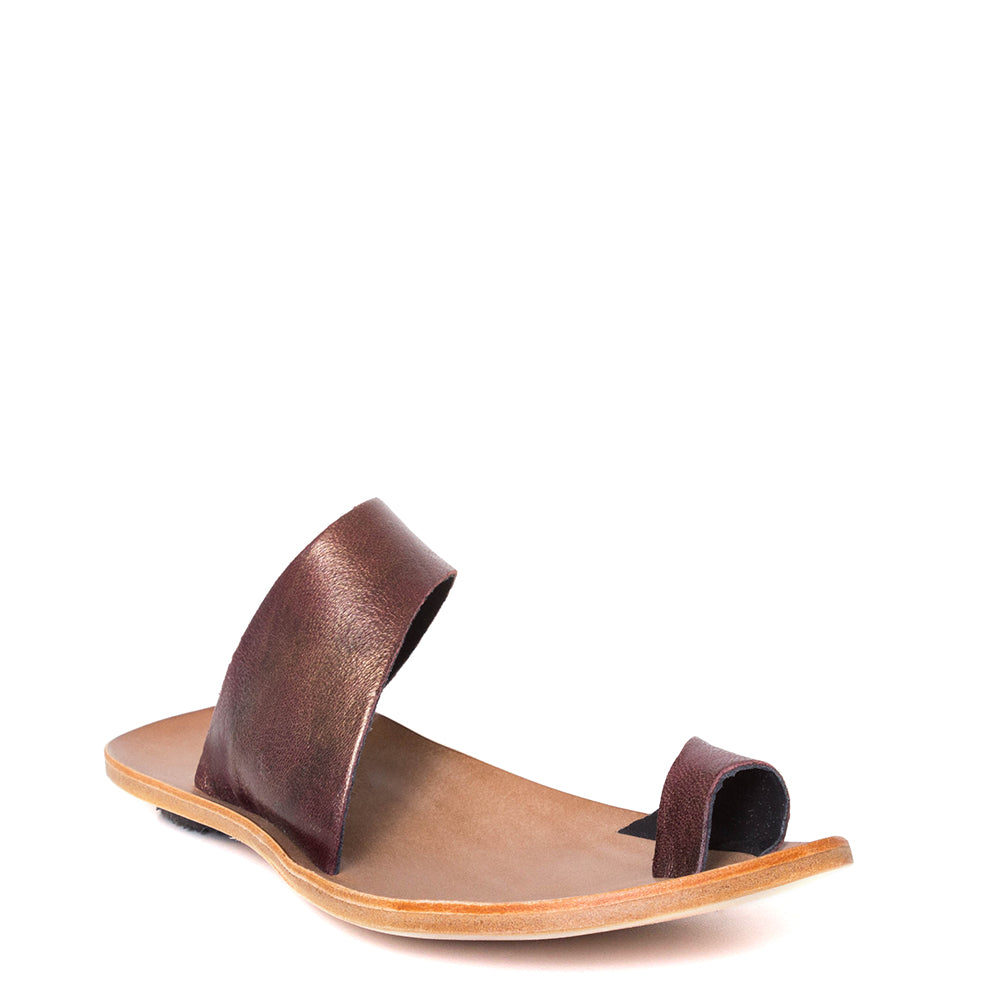 Cydwoq Thong Sandal. Women's purple bronze leather sandal. Made in CA. Cydwoq shoes have sculpted leather soles that mold to the foot for comfort with an embedded metal shank for excellent arch support. 3/4 view.