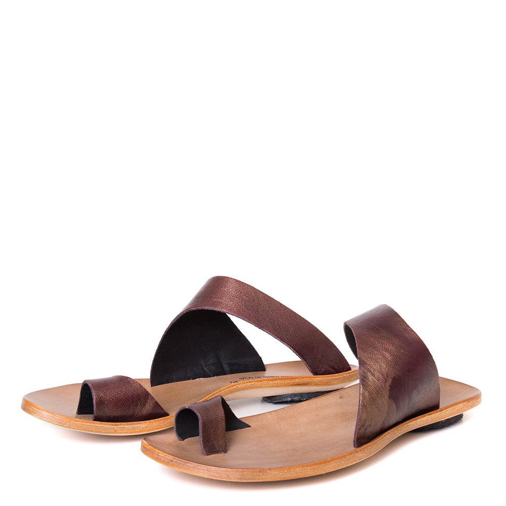 Cydwoq Thong Sandal. Women's purple bronze leather sandal. Made in CA. Cydwoq shoes have sculpted leather soles that mold to the foot for comfort with an embedded metal shank for excellent arch support. 3/4 pair view.