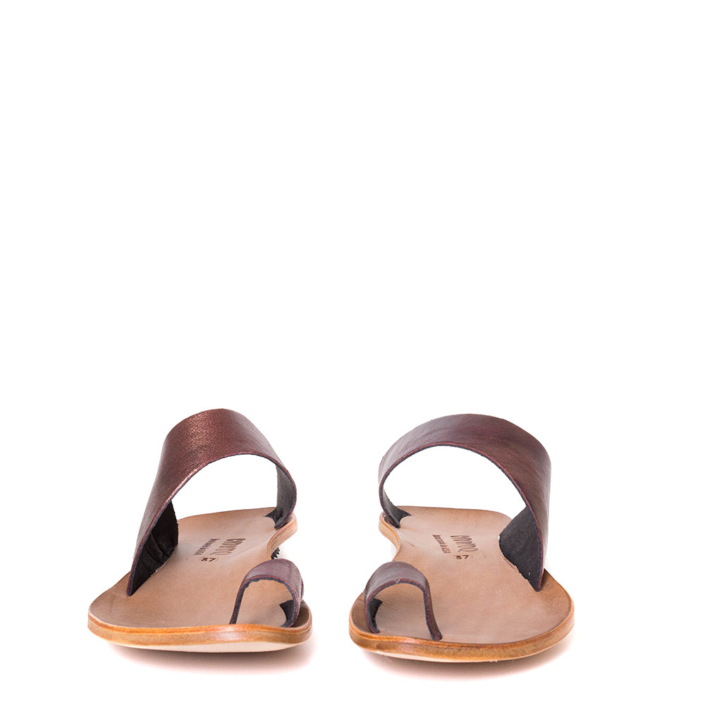 Cydwoq Thong Sandal. Women's purple bronze leather sandal. Made in CA. Cydwoq shoes have sculpted leather soles that mold to the foot for comfort with an embedded metal shank for excellent arch support. Front pair view.