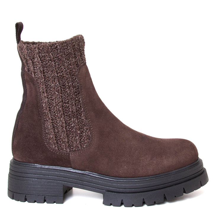 KMB A6237 Zamora. Women's platform Chelsea boot in brown suede leather. 1⅞-inch durable rubber platform. Made in Spain. Side view.