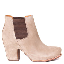 Kork-Ease KE0003317 Shirome. Women's platform ankle boot in taupe suede. Side view.