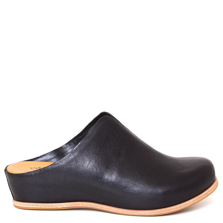 Kork-Ease Para. Women's wedge mule in black leather. Heel Height: 1 1/2 Inches and Wedge Height: 1/2 Inch. Side view.