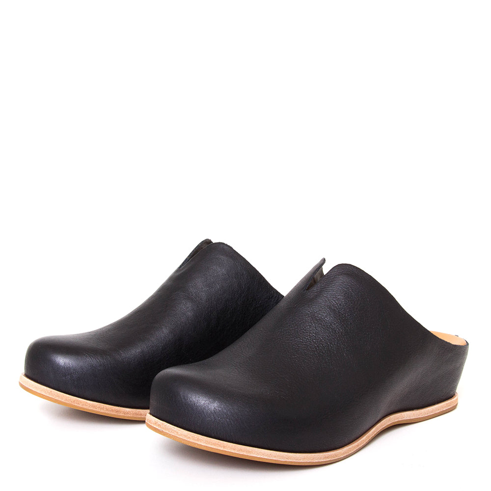Kork-Ease Para. Women's wedge mule in black leather. Heel Height: 1 1/2 Inches and Wedge Height: 1/2 Inch. 3/4 view.