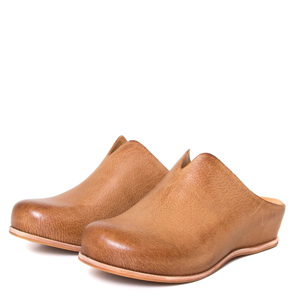 Kork-Ease Para. Women's wedge mule in brown terra leather. Heel Height: 1 1/2 Inches and Wedge Height: 1/2 Inch 3/4 view.