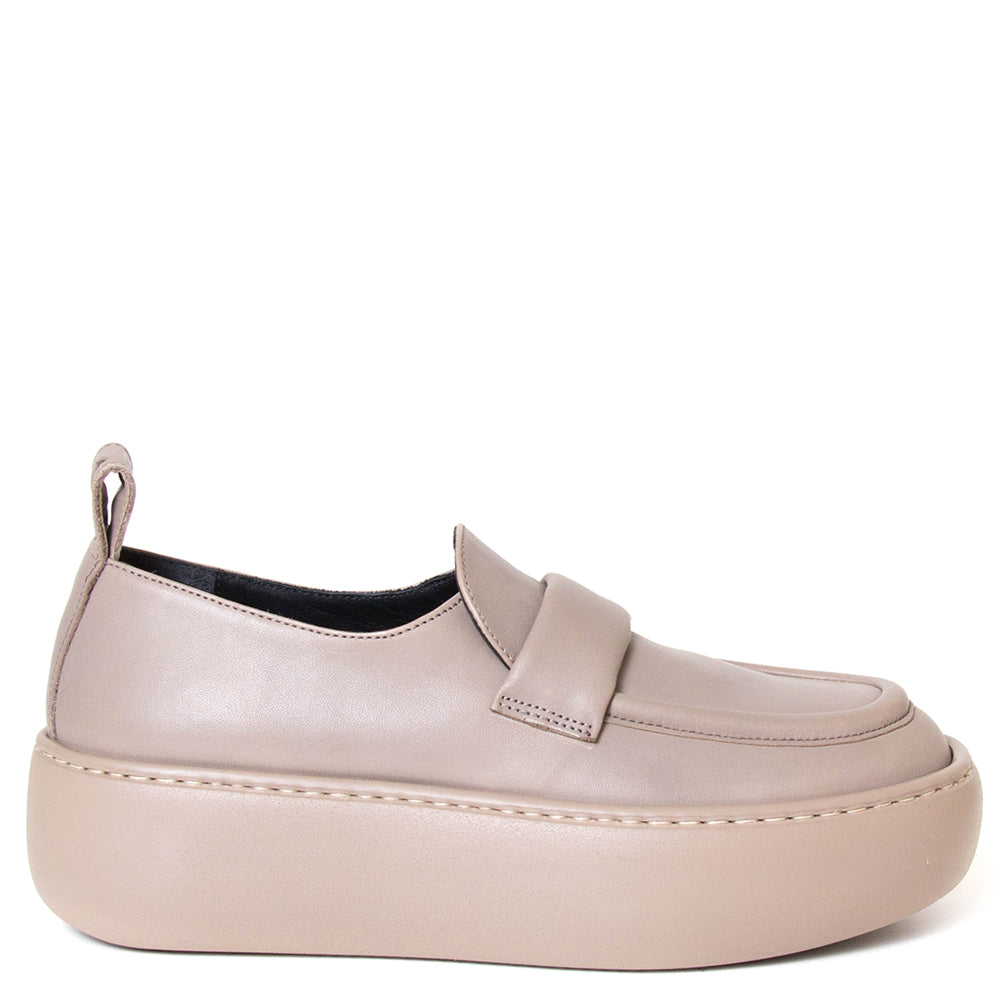OA non-fashion A66. Women's 2 inch platform loafer in light brown leather. Made in Italy. Side view.
