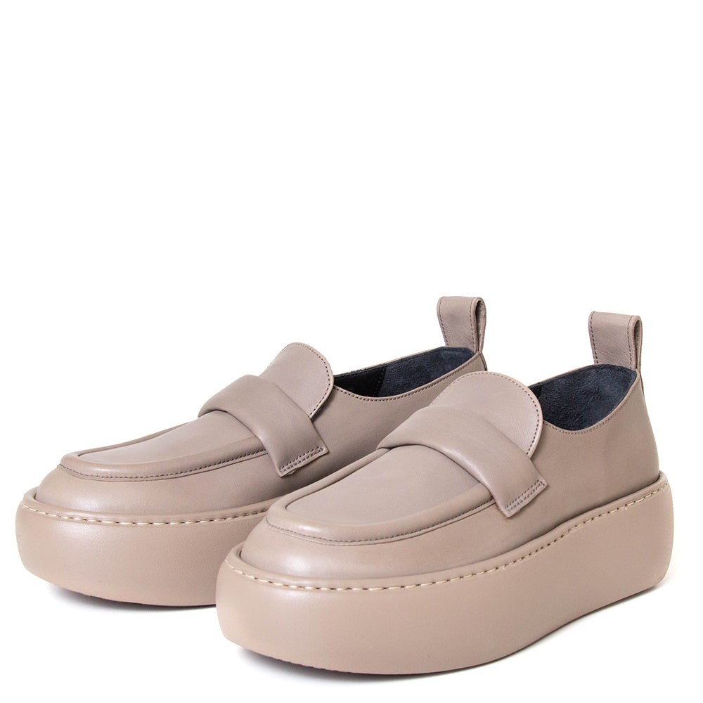 OA non-fashion A66. Women's 2 inch platform loafer in light brown leather. Made in Italy. 3/4 view.