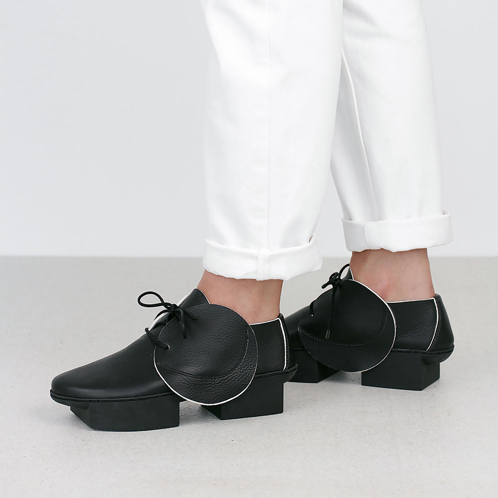 Trippen Specular. Women's leather platform shoe in black leather. Made in Germany. Model view.