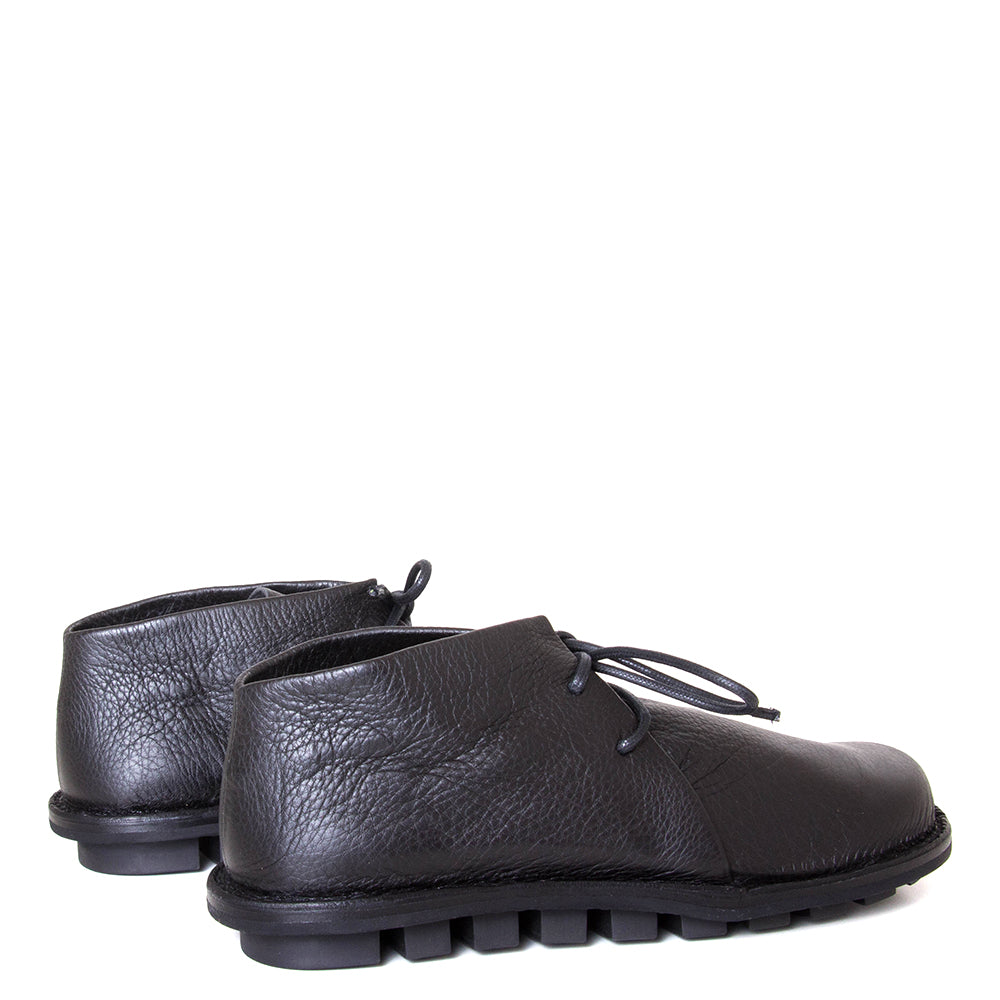 Trippen Again. Men's laced shoes in Black leather upper, flexible rubber sole, anatomical footbed for comfort. Made in Germany. Back view, pair.