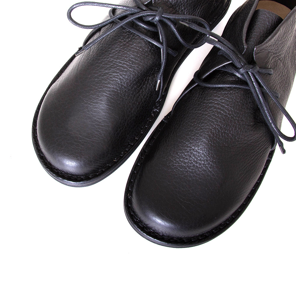 Trippen Again. Men's laced shoes in Black leather upper, flexible rubber sole, anatomical footbed for comfort. Made in Germany. Top view, pair.