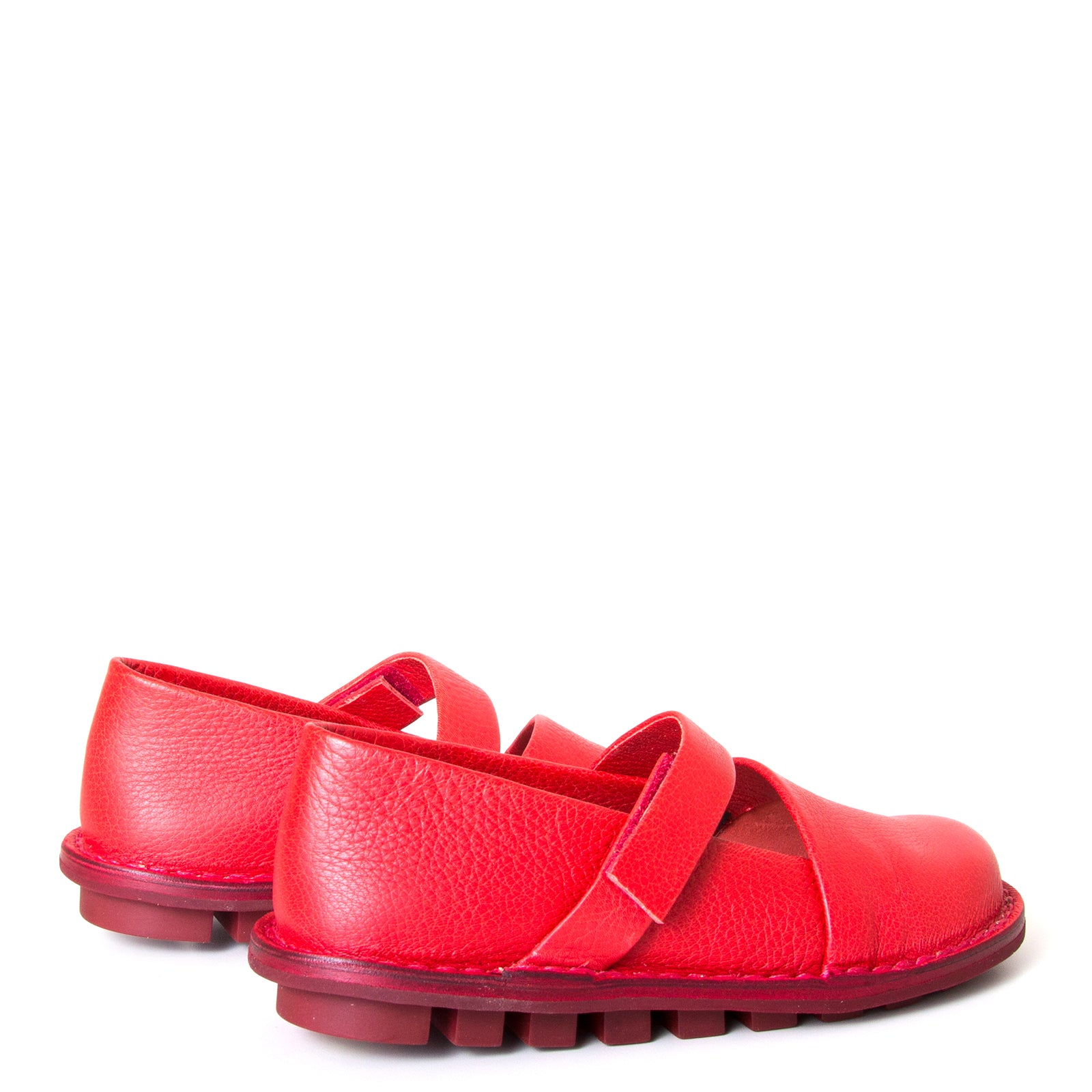 Trippen Ahead. Women's shoes in Red leather, Velcro strap, Mary Janes style. Anatomical footbed for comfort, flexible rubber sole. Made in Germany. Back view, pair.