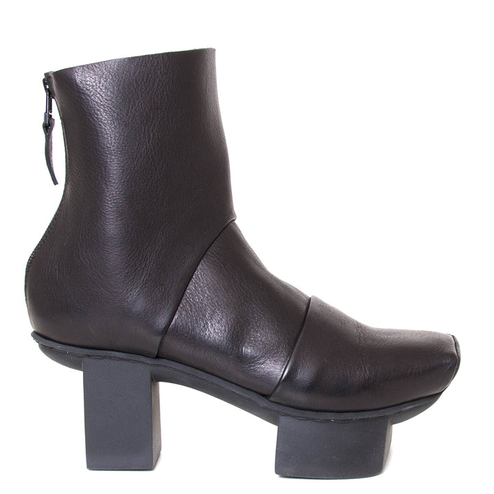 Trippen Challenge. Women's deep black leather platform ankle boot with back zipper, 3-inch rubber heel. Side view.
