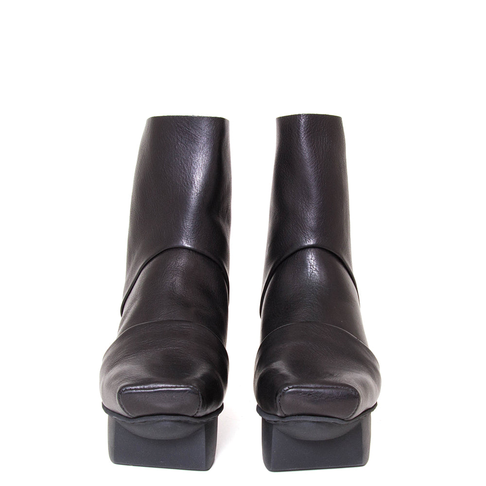 Trippen Challenge. Women's deep black leather platform ankle boot with back zipper, 3-inch rubber heel. Front view.