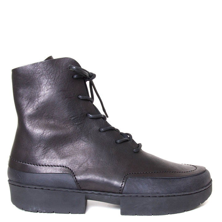 Trippen Debate. Men's lace-up platform leather boot in black leather. Made in Germany. Side view.