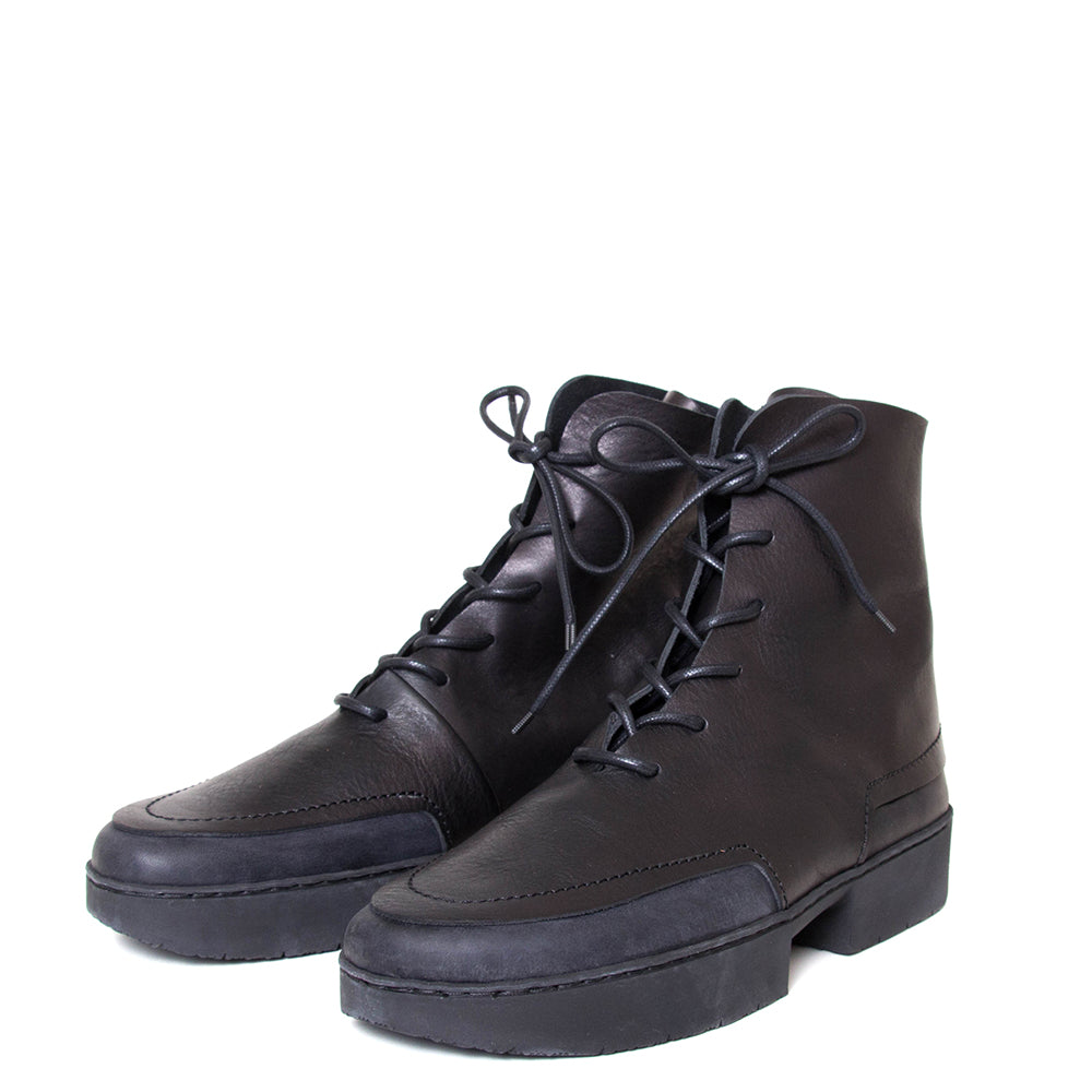 Trippen Debate. Men's lace-up platform leather boot in black leather. Made in Germany. 3/4 view.