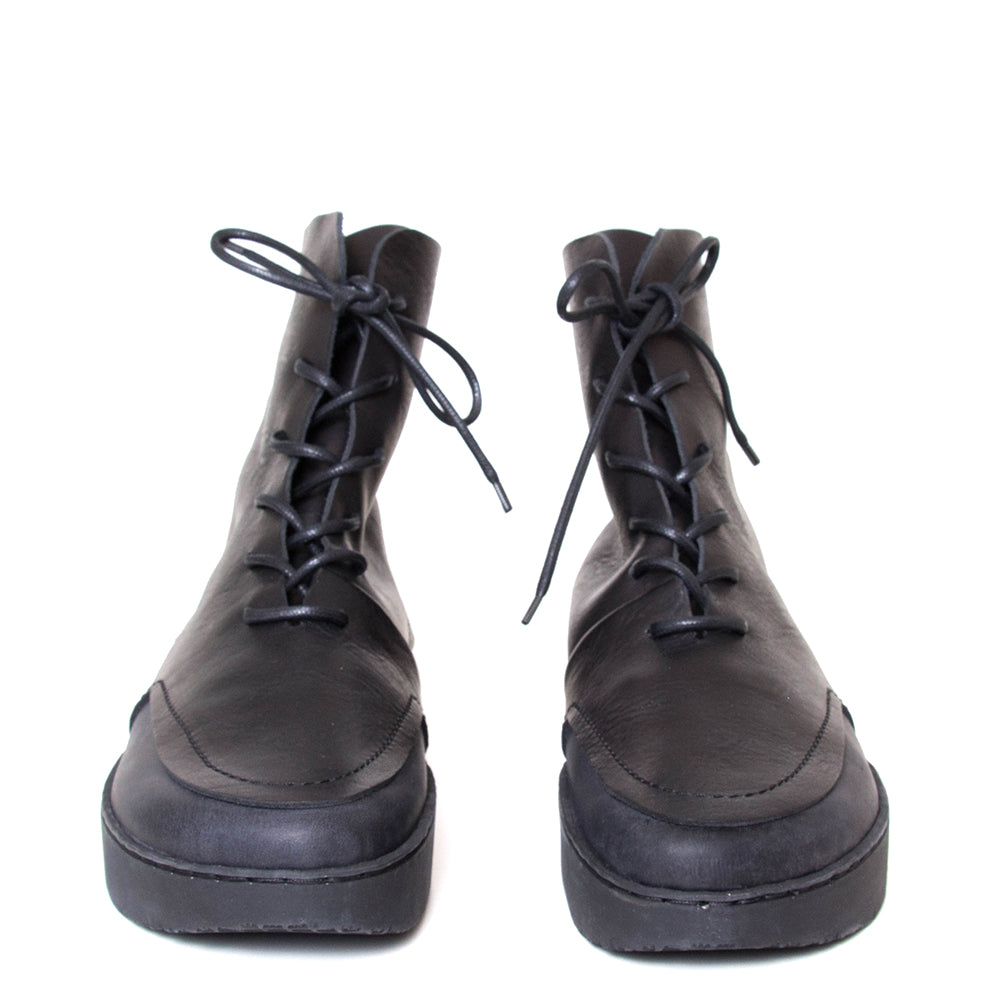 Trippen Debate. Men's lace-up platform leather boot in black leather. Made in Germany. Front view.