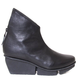 Trippen Hover. Women's platform wedge ankle boot in black leather. Made in Germany. Side view.