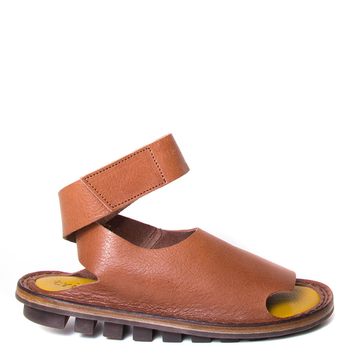 Trippen Hug. Women's sandal in brown leather, rubber sole, ankle strap with velcro for a secure fit. Made in Germany. Side view.