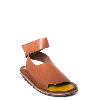 Trippen Hug. Women's sandal in brown leather, rubber sole, ankle strap with velcro for a secure fit. Made in Germany. 3/4 view.