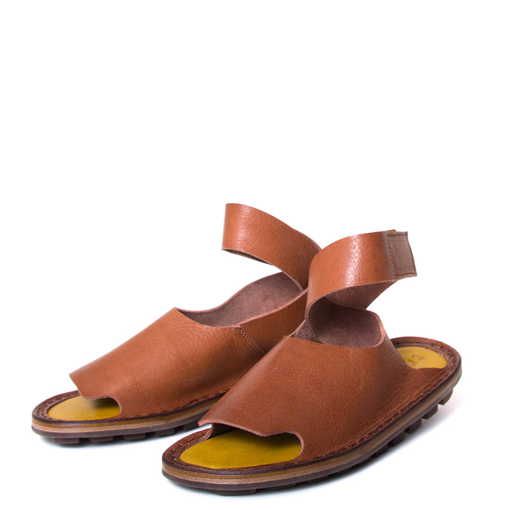 Trippen Hug. Women's sandal in brown leather, rubber sole, ankle strap with velcro for a secure fit. Made in Germany. 3/4 pair view.