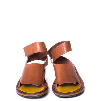 Trippen Hug. Women's sandal in brown leather, rubber sole, ankle strap with velcro for a secure fit. Made in Germany. Front pair view.