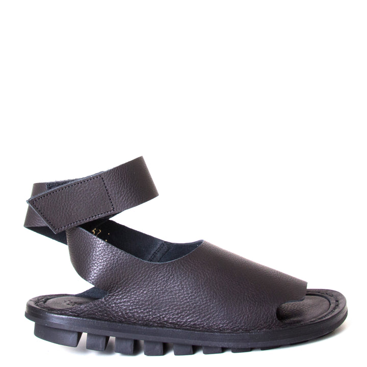 Trippen Hug. Women's sandal in Black leather, rubber sole, ankle strap with velcro for a secure fit. Made in Germany. Side view.
