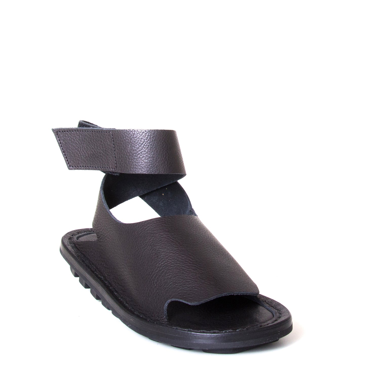 Trippen Hug. Women's sandal in Black leather, rubber sole, ankle strap with velcro for a secure fit. Made in Germany. Front view.