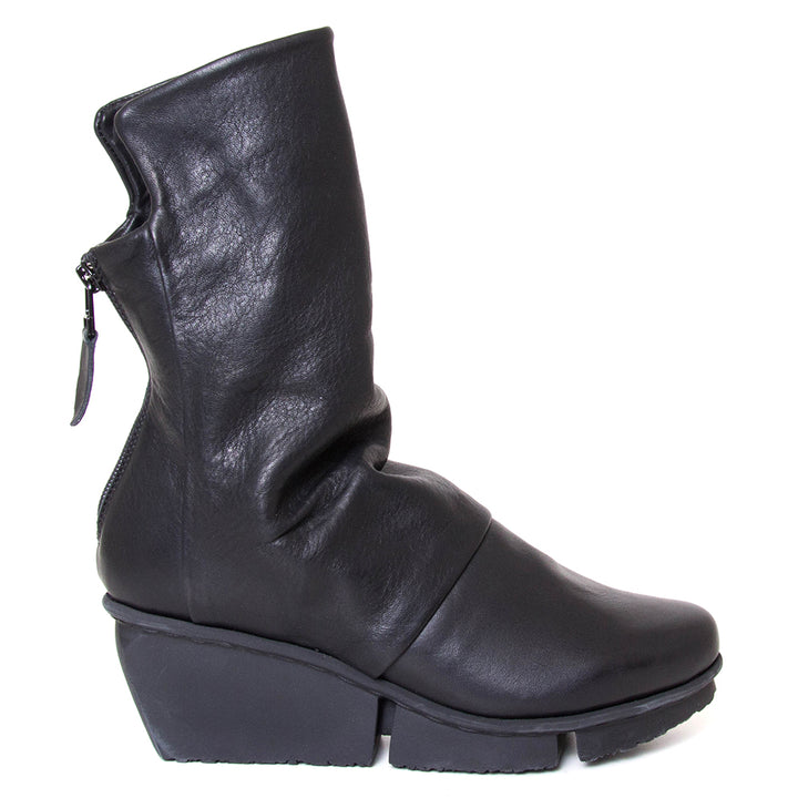 Trippen Mellow. Women's platform wedge ankle boot in black leather. Made in Germany. Side view.