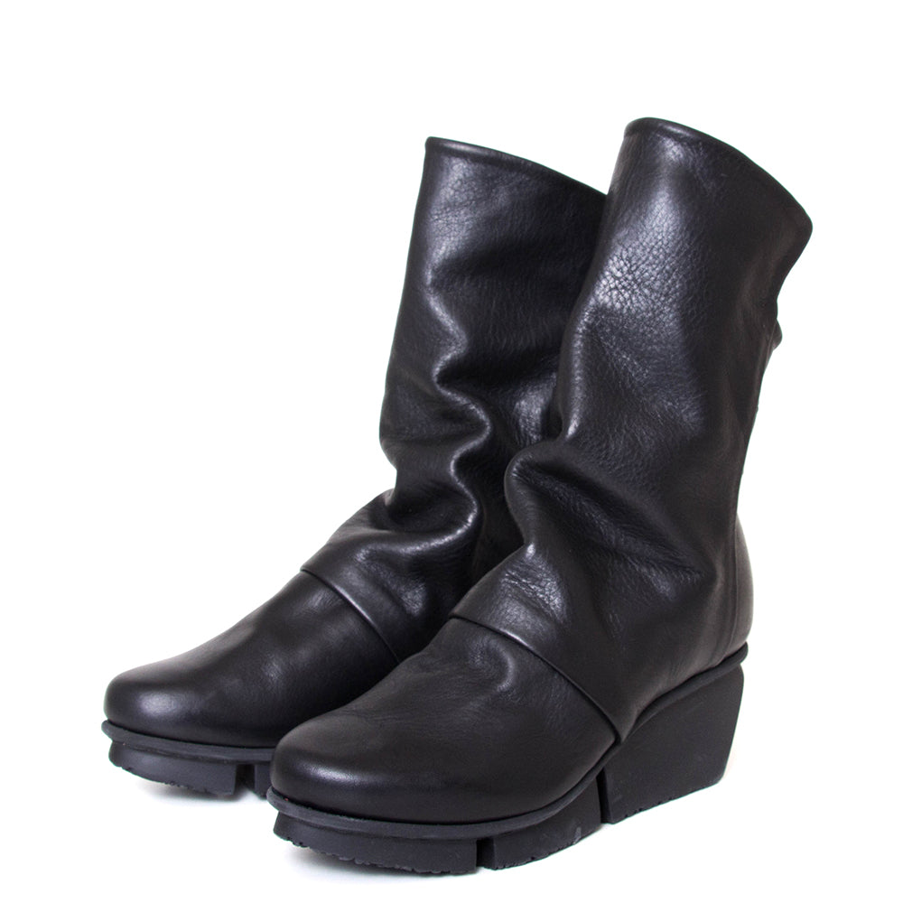 Trippen Mellow. Women's platform wedge ankle boot in black leather. Made in Germany. 3/4 view.