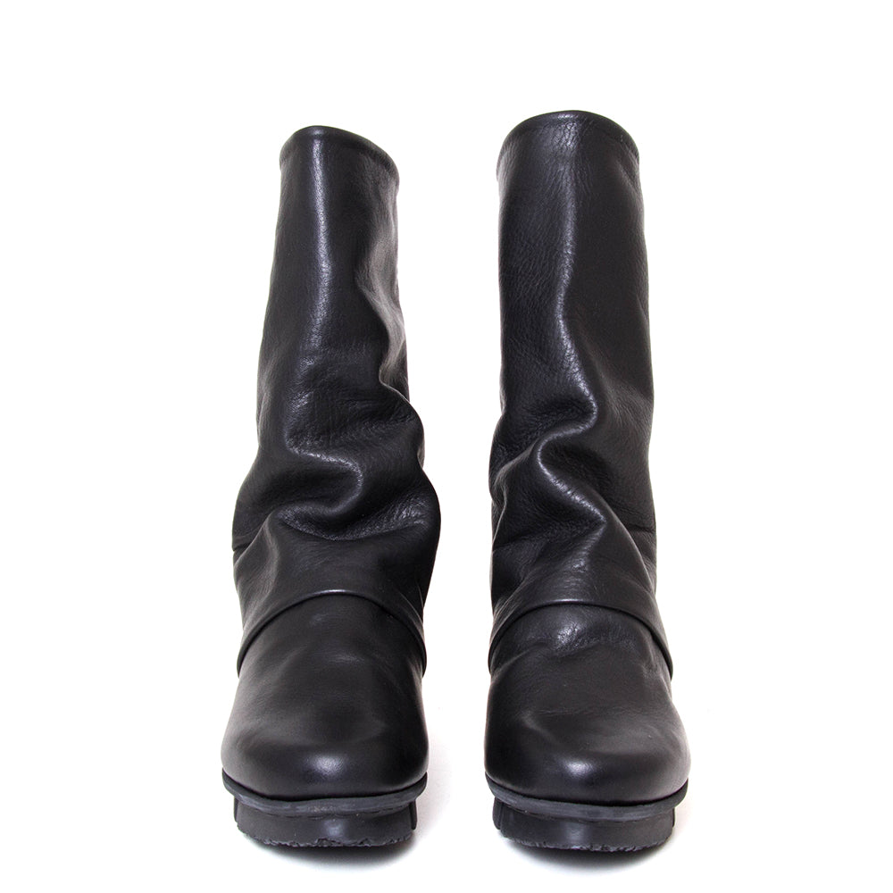 Trippen Mellow. Women's platform wedge ankle boot in black leather. Made in Germany. Front view.