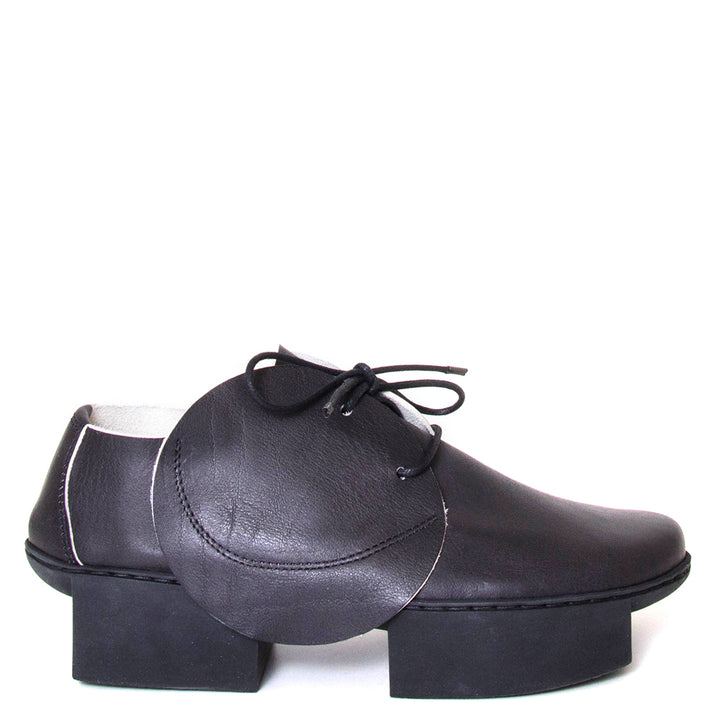 Trippen Specular. Women's leather platform shoe in black leather. Made in Germany. Side view.
