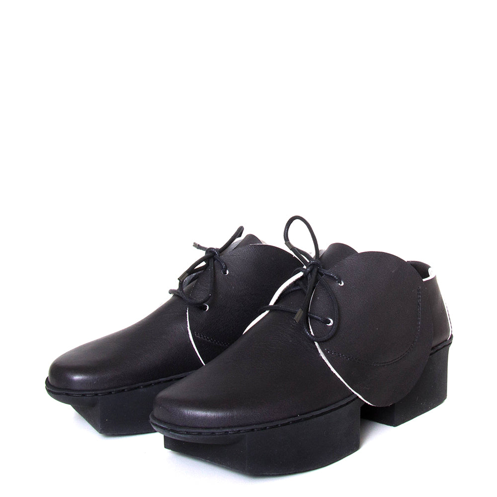 Trippen Specular. Women's leather platform shoe in black leather. Made in Germany. 3/4 pair view.