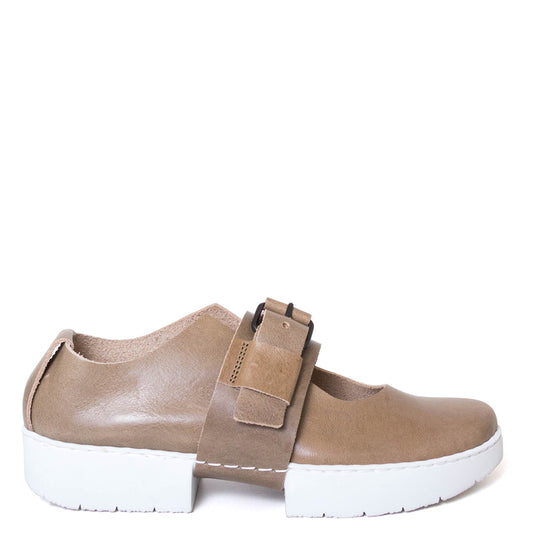 Trippen Suitcase. Women's leather platform shoe in khaki leather. Buckle closure. Side view.