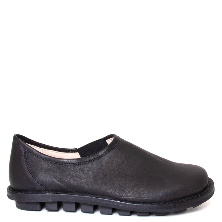 Trippen Yen. Men's slip-on loafer in black leather. Made in Germany. Side view.