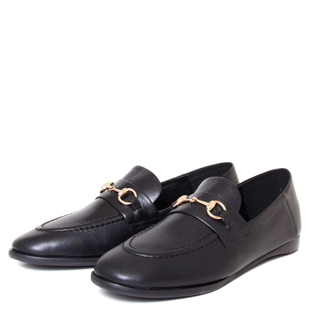 Yuko Imanishi + Hatsue 791043. Women's leather loafer in black leather. 3/4 view.